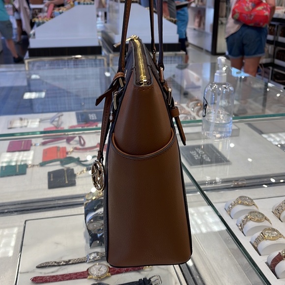 MICHAEL KORS CHARLOTTE LARGE TOP ZIP Tote bag
Brown
NWT - Picture 3 of 16